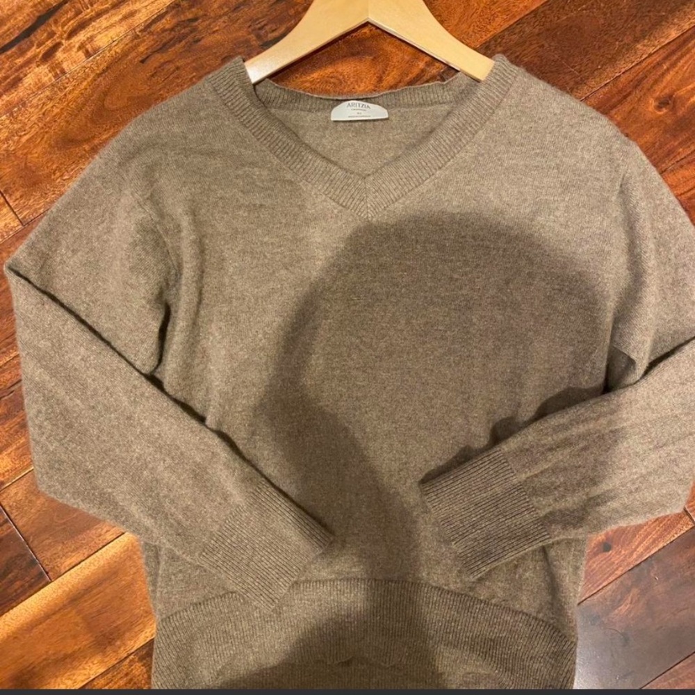 Aritzia V-Neck Sweater in Taupe Cashmere